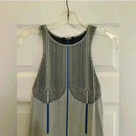 Elegant Gray Sleeveless Dress - Picture 3 of 5